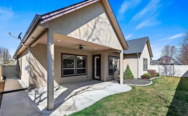 Building Photo - Gorgeous 3 bed 2 bath home in the heard of...