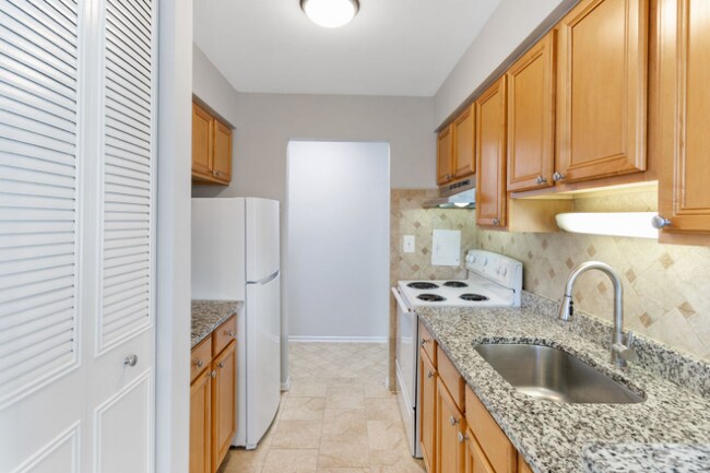 Building Photo - 6001 N Kenmore Ave