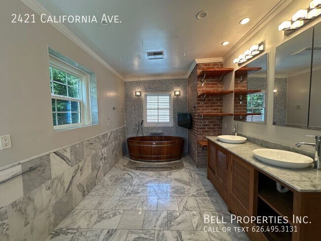 Building Photo - 2421 California Ave
