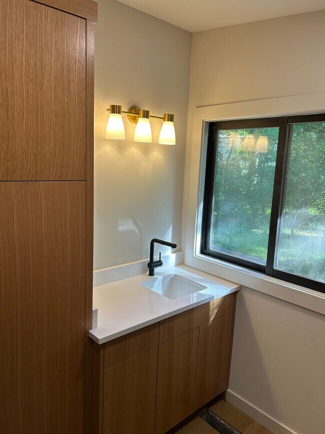 Building Photo - UNFURNISHED Beautiful Large Home Available...