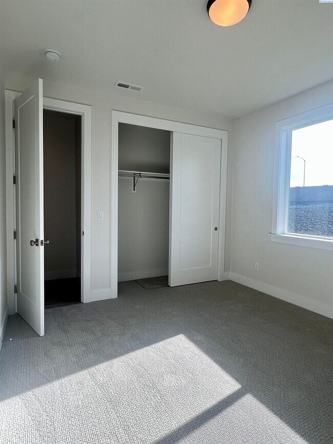 Building Photo - FOR RENT, newer modern home