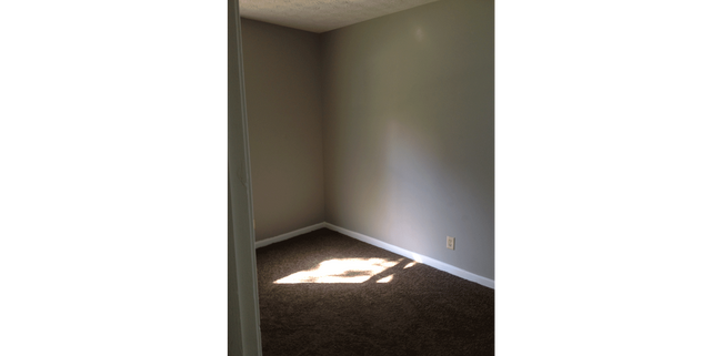 Building Photo - Roomy Southside 3 Bedroom Home with fenced...