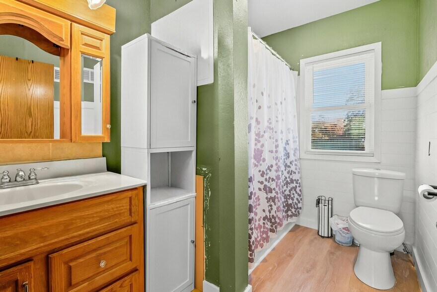 Building Photo - 1522 W 9th St