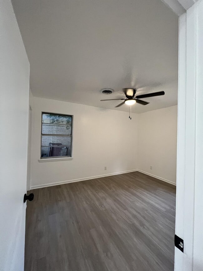 Building Photo - 1402 Missouri Ave