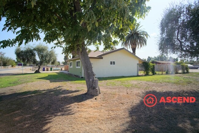 Building Photo - 3 Bed / 2 Bath Home on 2 Acres of Cattle L...
