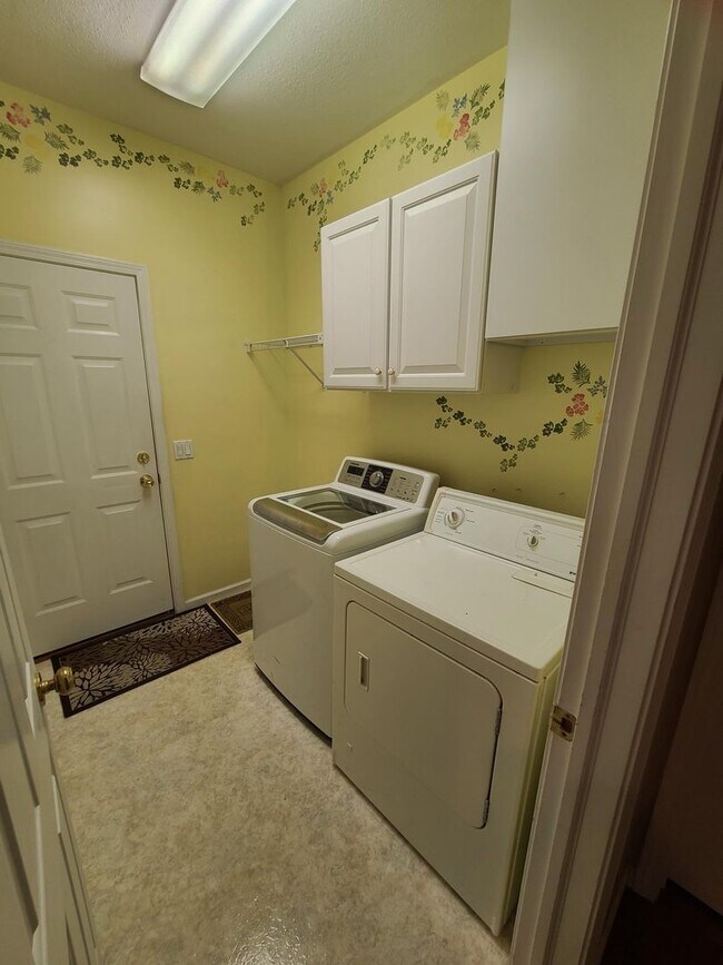 Building Photo - 5 Bedroom 2 and 1/2 bathrooms located in Cherry Hills Subdivision! Available Now!