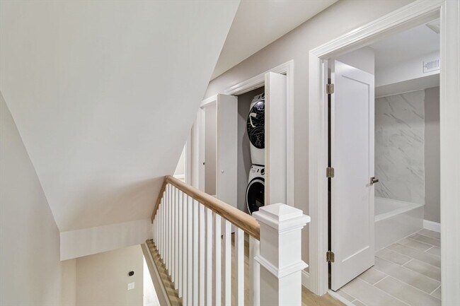 Building Photo - 192 Main St