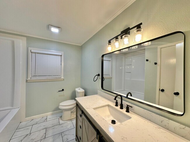 Building Photo - Updated 3-Bedroom Home Near TJC & Medical District!