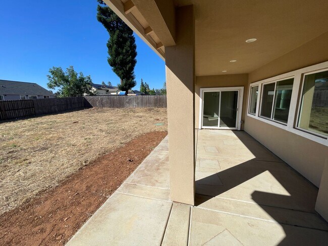 Building Photo - Paradise 2 bed 2 bath with 2 bonus rooms! Newer construction 1700+sqft