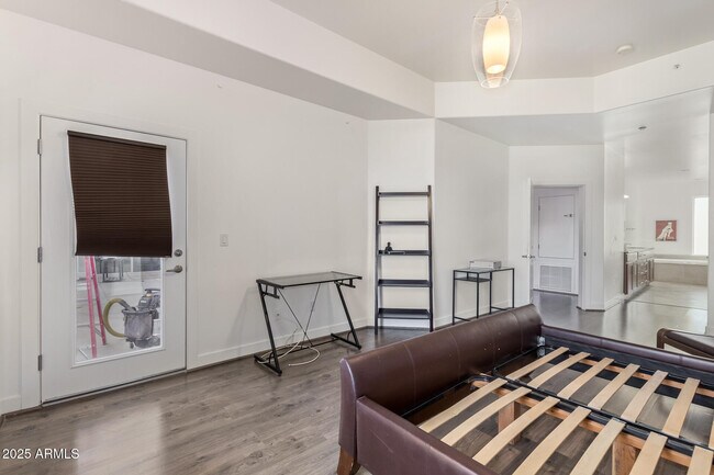 Building Photo - 945 E Playa Del Norte Dr