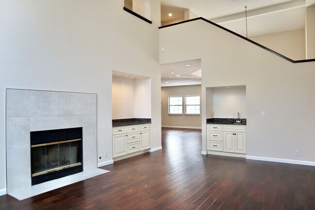 Building Photo - Luxury home with turf baseball/softball ba...