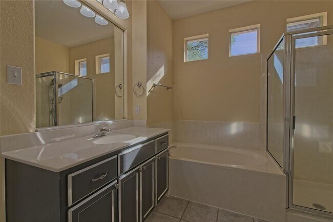 Building Photo - 610 Palo Alto Ln