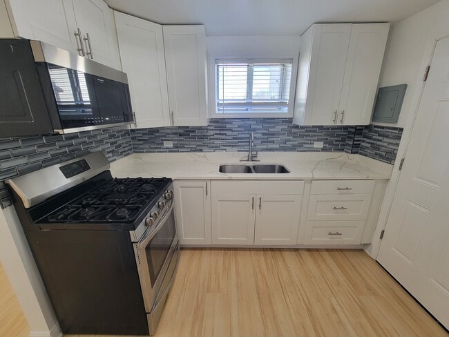 Building Photo - 6222 W Addison St