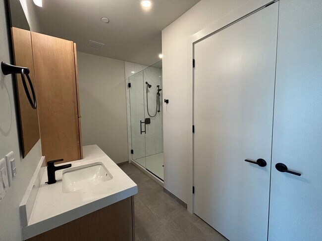 Building Photo - Upscale 1BR Apt in Burlington - 5th Floor ...