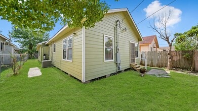 Building Photo - 1322 Magnolia St