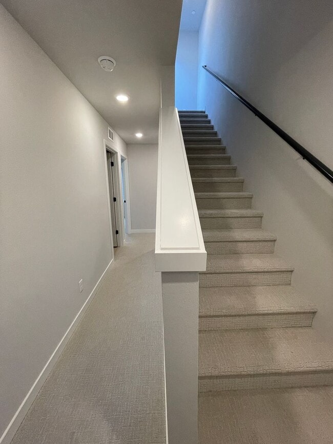 Building Photo - 3bd/3.5ba Shoreline Townhome