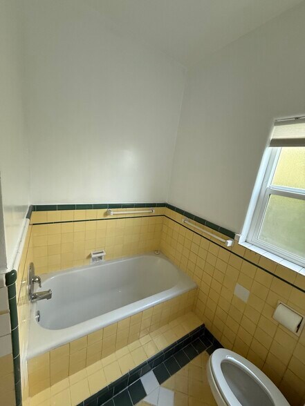 Building Photo - 2023 Talmadge St