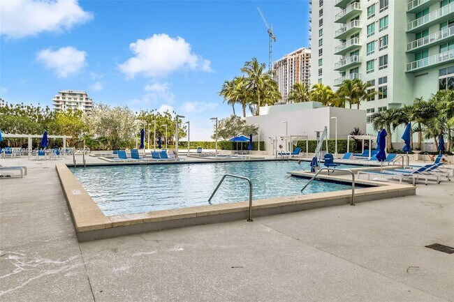Building Photo - 1800 N Bayshore Dr