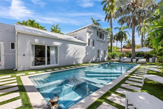 Building Photo - 1121 NE 85th St