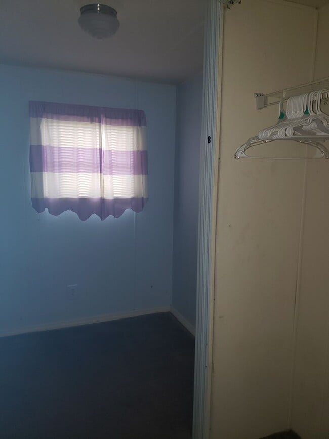 Building Photo - 2 Bedroom Mobile Home