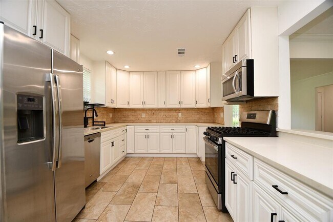 Building Photo - 5951 Beaudry Dr