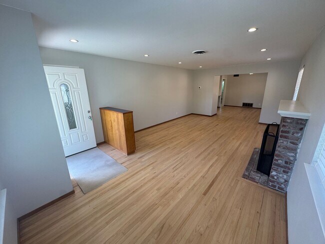 Building Photo - 1539/41 Gary Way