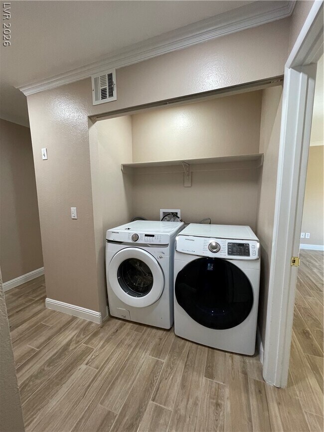 Building Photo - 717 Nectarine Ct