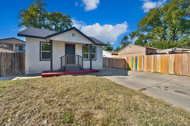Building Photo - Charming 2-Bedroom Home with Updated Kitch...