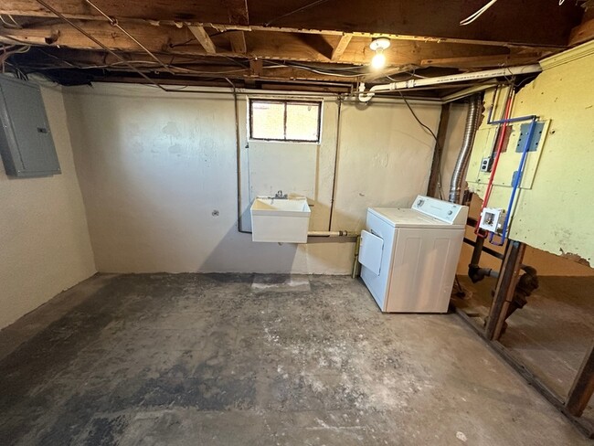 Building Photo - 2757 Meadowview Dr NW