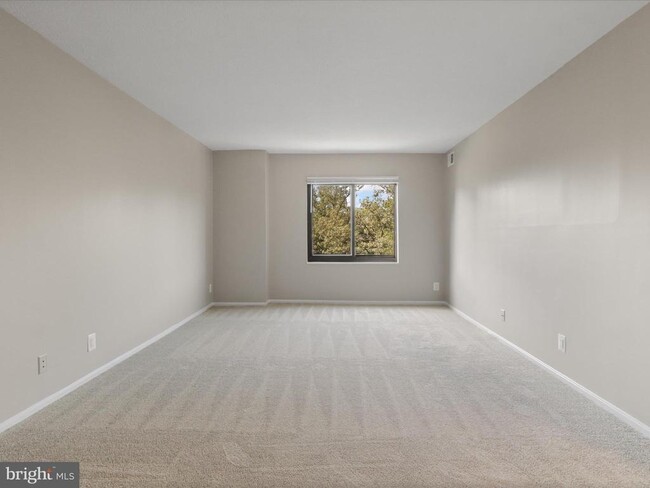 Building Photo - 203 Yoakum Pkwy