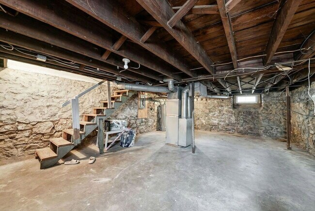 Building Photo - 398 E Northwood Ave