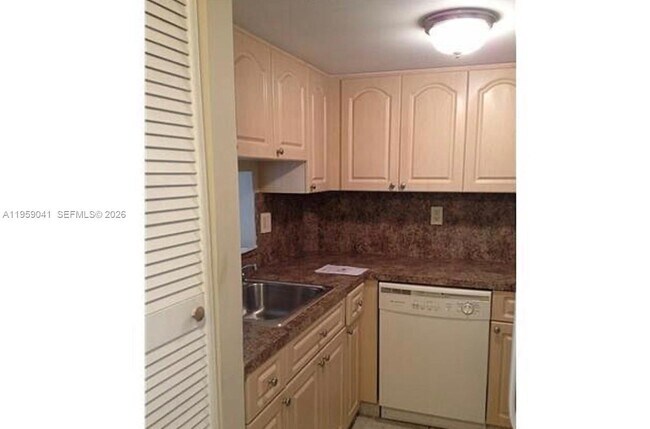 Building Photo - 9688 Fontainebleau Blvd