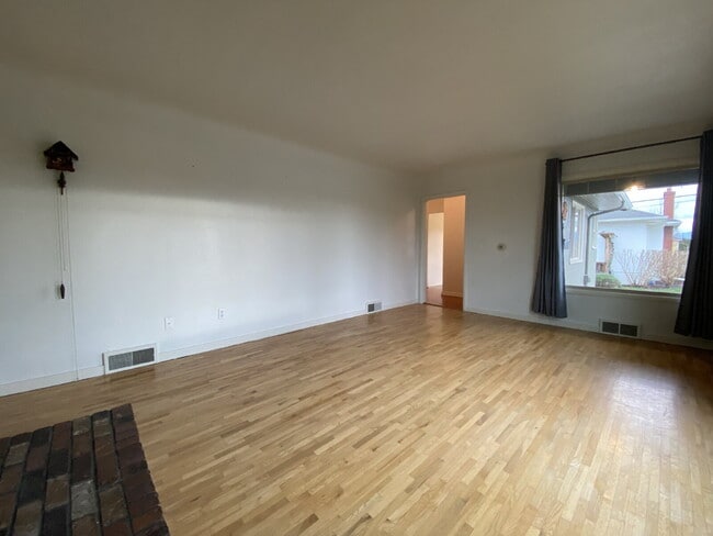 Building Photo - Charming 3-Bed, 2-Bath Gem with Fully Fenced Yard in Lynden