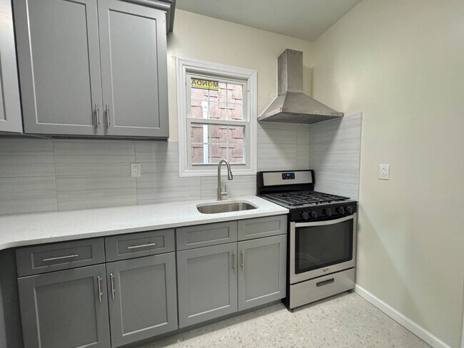 Building Photo - 250 E 207th St