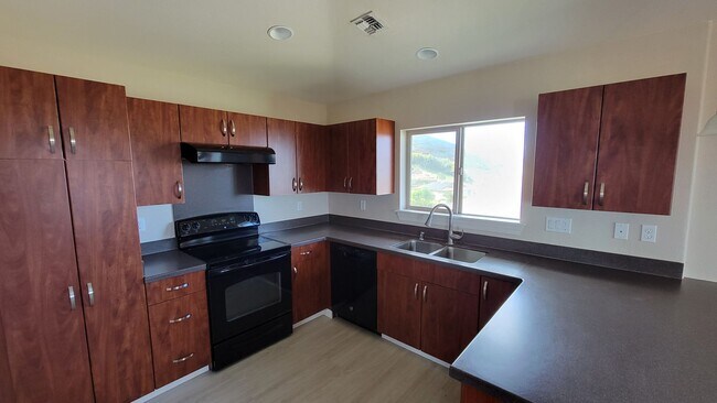 Building Photo - Kahiwelo at Makakilo 3 bedroom home for rent