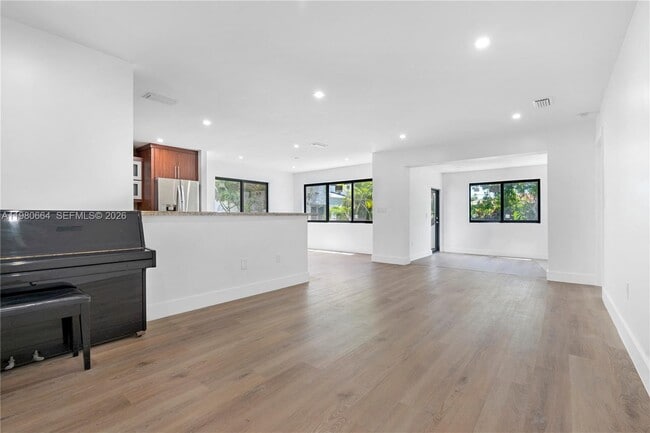 Building Photo - 8951 Byron Ave