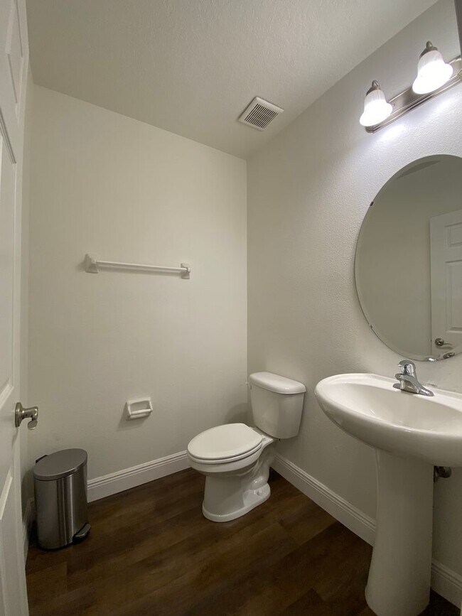 Building Photo - Beautiful 3 Bed/2.5 Bath Townhome in the Desirable City of Casselberry!!