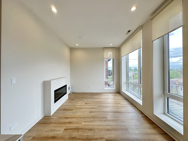 Building Photo - 6340 W Belmont Ave