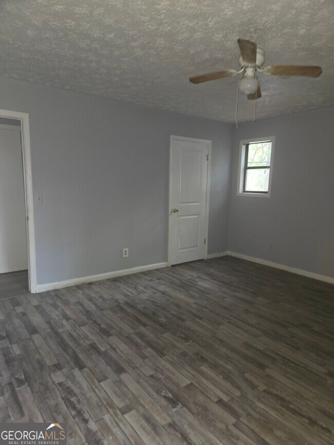Building Photo - 139 River Oaks Dr