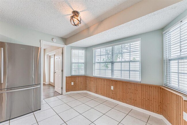 Building Photo - 5010 Larch Ln