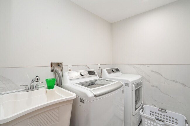 Building Photo - 105 Westervelt Pl