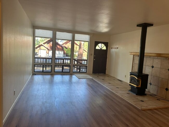 Building Photo - Long Term Lease in Glenshire- $2800