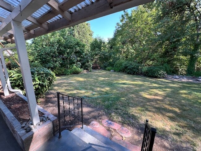 Building Photo - Charming 2 Bed 1 Bath Duplex in Downtown I...