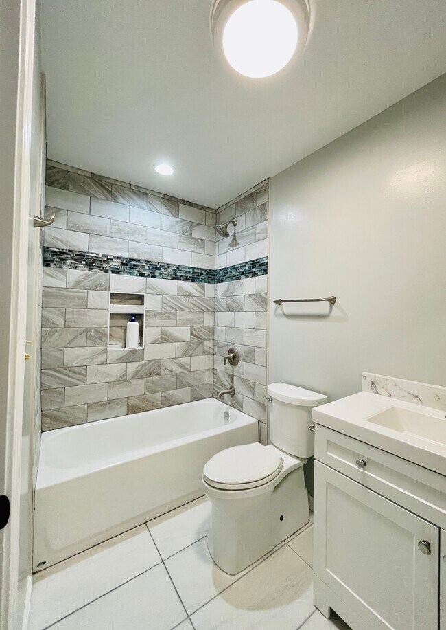 2 Bathroom with Bathtub - 111 White Pine Dr