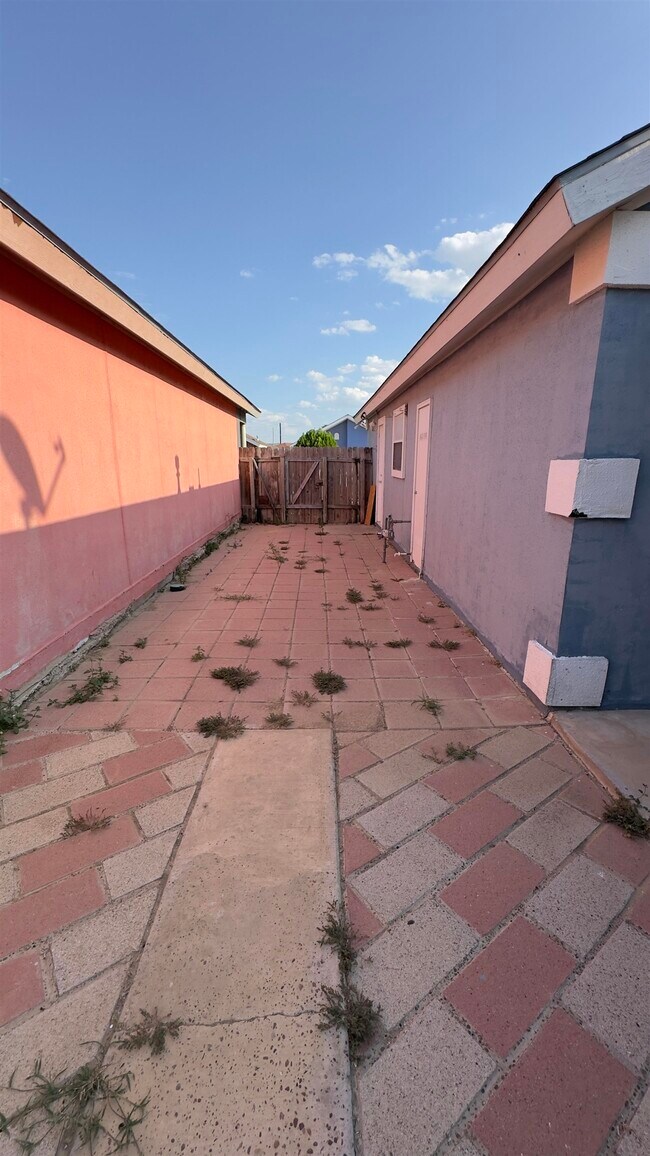 Building Photo - 1004 Minutemen Dr