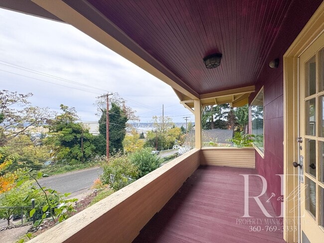 Building Photo - Charming Upper Unit with Modern Kitchen, Wraparound Layout & Walkable to PSNS