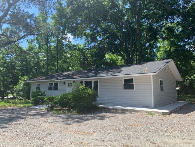 Building Photo - 3 Bedroom 2 Bath House with Fenced-in Yard...