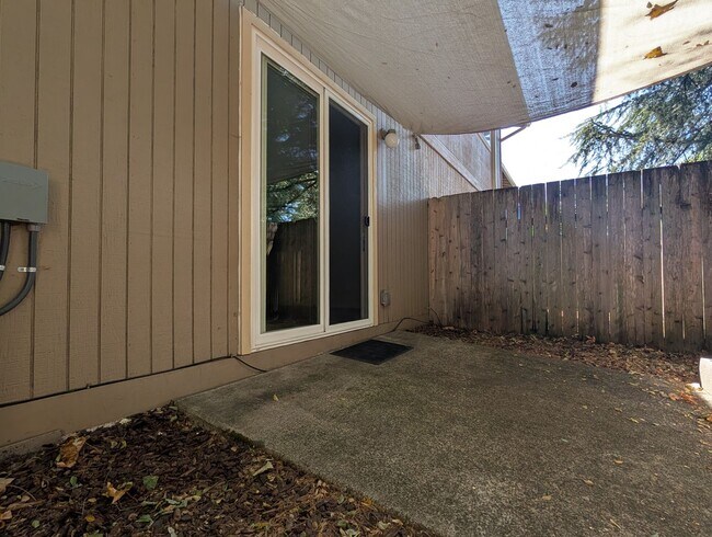 Building Photo - 1044 Q St