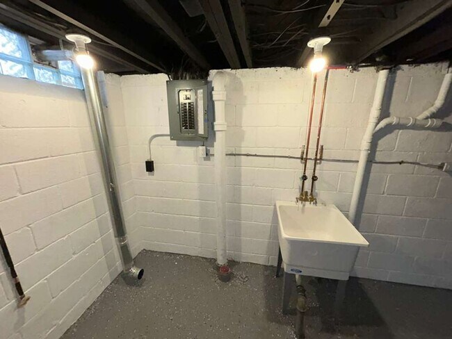 Building Photo - Renovated 3 Bedroom Colonial