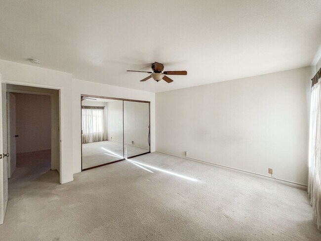 Building Photo - Spacious 2 bedroom, 2 bathroom Condo in Qu...